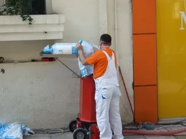 Τροφοδοσία υλικού στη μηχανή