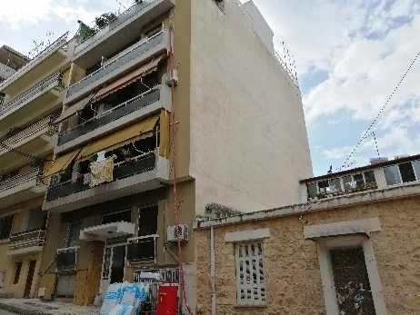 Σε ακάλυπτες μεσοτοιχίες